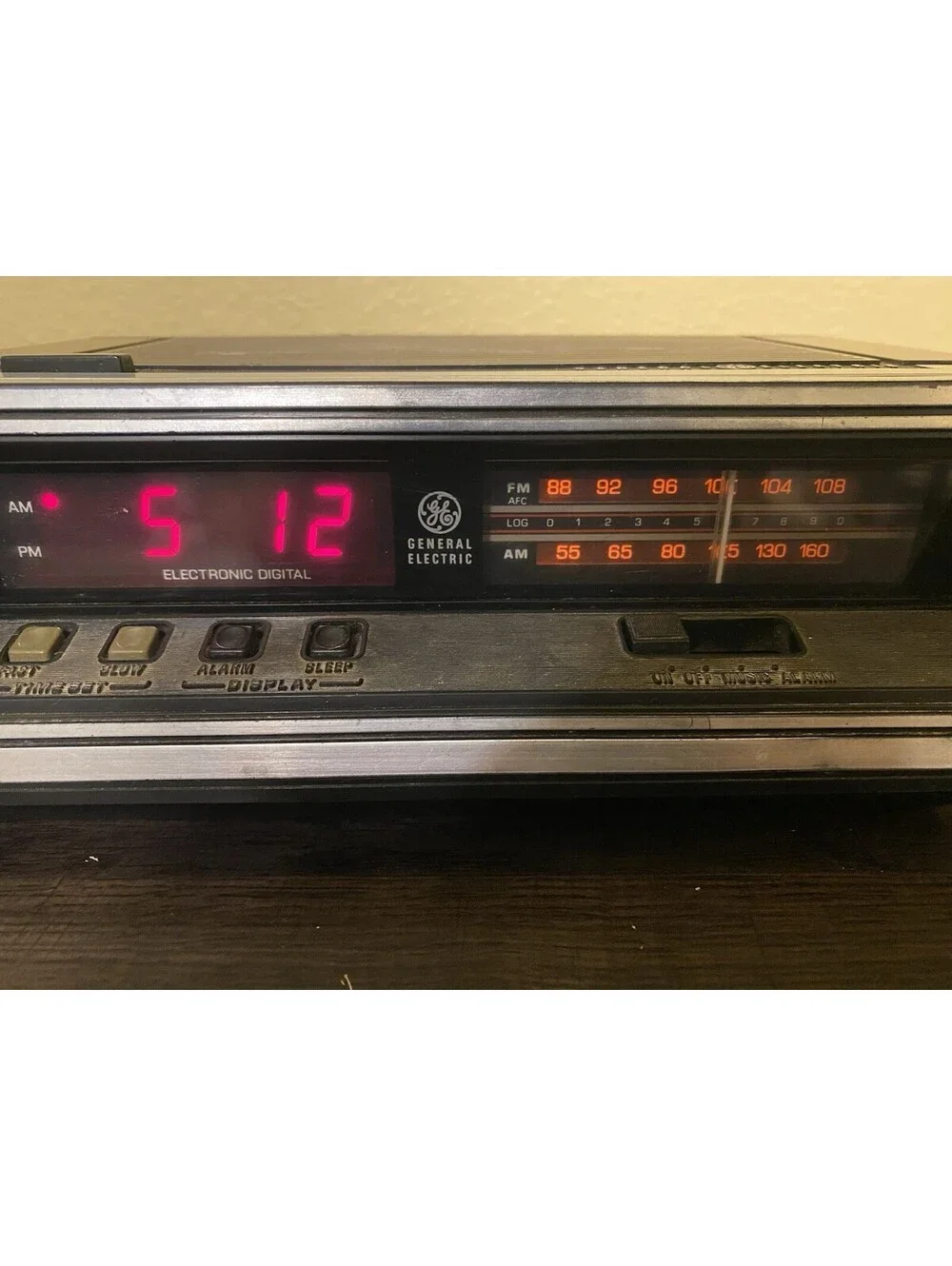 GE Walnut Grain Finish Alarm Clock Radio Model #7-4650K - Tested